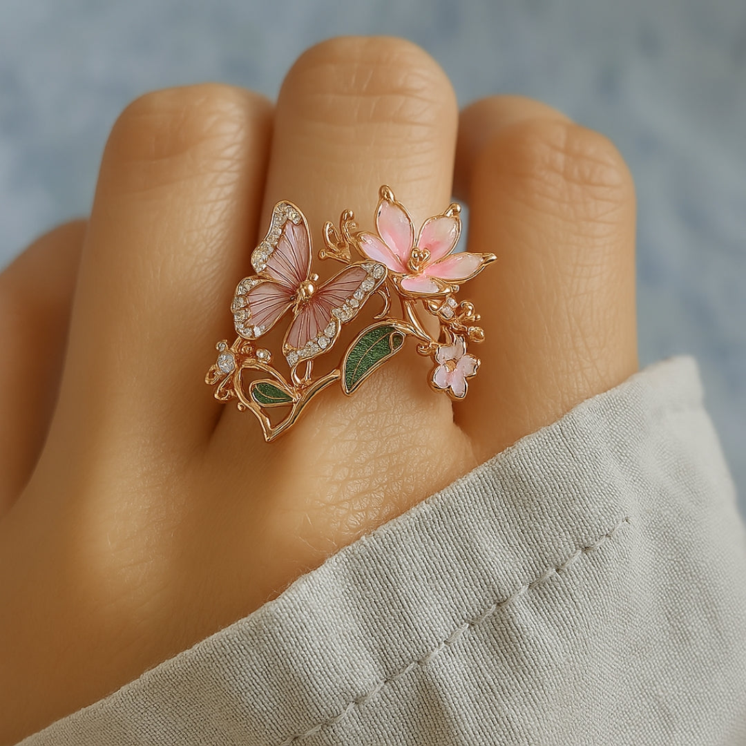 Anillo con circonitas y diseño de mariposa